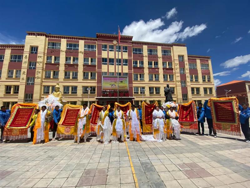治多教師用堅(jiān)守精神扎根基層，點(diǎn)亮教育的希望明燈
