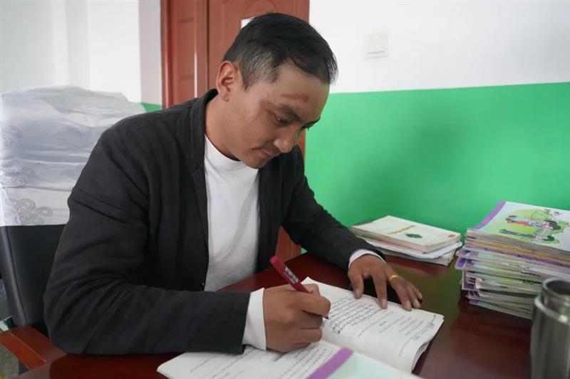 治多教師用堅(jiān)守精神扎根基層，點(diǎn)亮教育的希望明燈