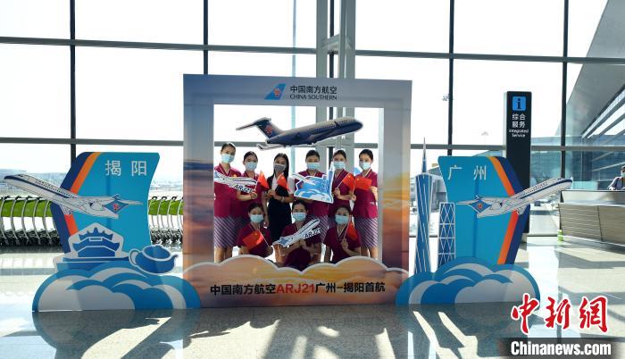 南航首架國產(chǎn)ARJ21飛機(jī)正式投入商業(yè)運(yùn)營?！〖| 攝