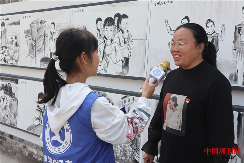 新華小記者鄧鑰涵采訪(fǎng)王宅小學(xué)李萍如副校長(zhǎng).jpg