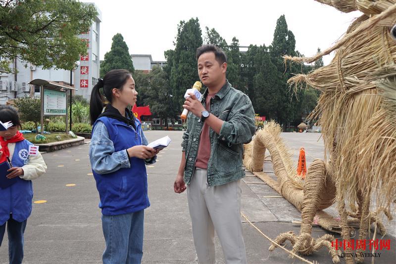 新華小記者葉昱彤采訪(fǎng)王宅小學(xué)總務(wù)主任徐洪標(biāo).jpg