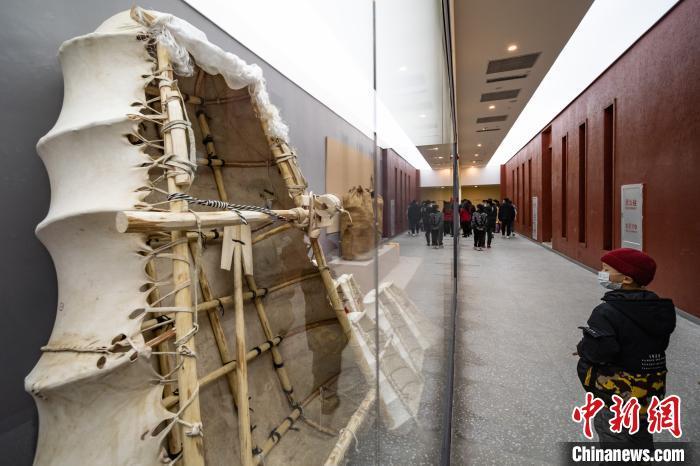 圖為展廳里展示的傳統(tǒng)牛皮船。　何蓬磊 攝