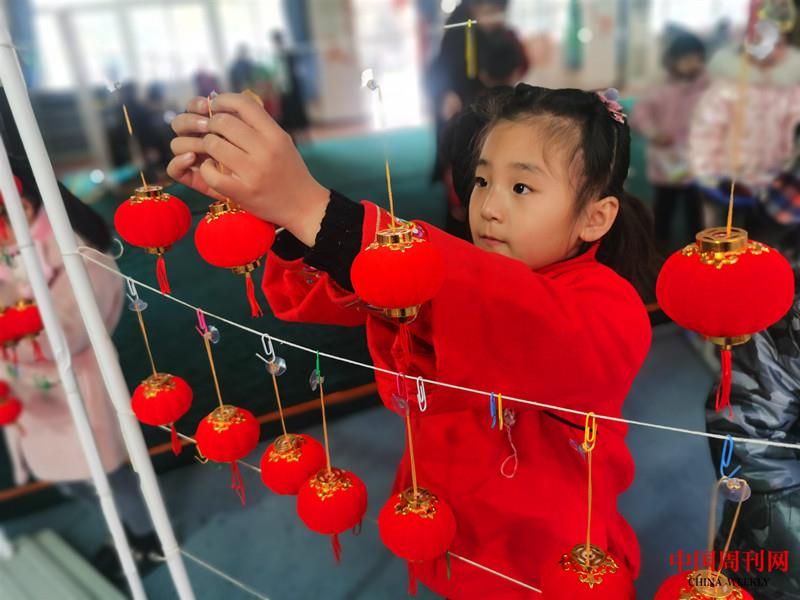 我是英語(yǔ)小達(dá)人，紅紅燈籠我來(lái)掛！_副本.jpg