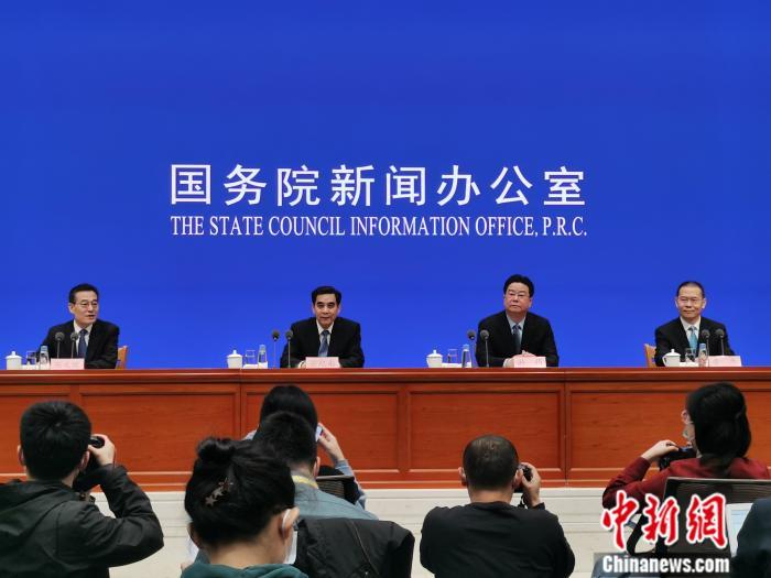 2月26日，國(guó)新辦就就業(yè)和社會(huì)保障有關(guān)情況舉行發(fā)布會(huì)。<a target='_blank' href='http://www.chinanews.com/' _fcksavedurl='http://www.chinanews.com/' _fcksavedurl='http://www.chinanews.com/' >中新網(wǎng)</a>記者 李金磊 攝