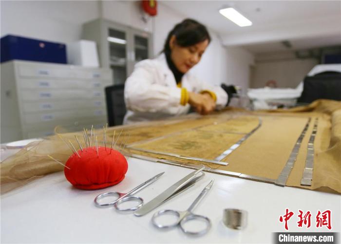 探訪紡織品文物修復師：一針一線“對話”千年歷史故事