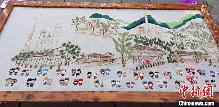 圖為張勝迪和團隊創(chuàng)作的構皮紙畫?！≈苎嗔?攝