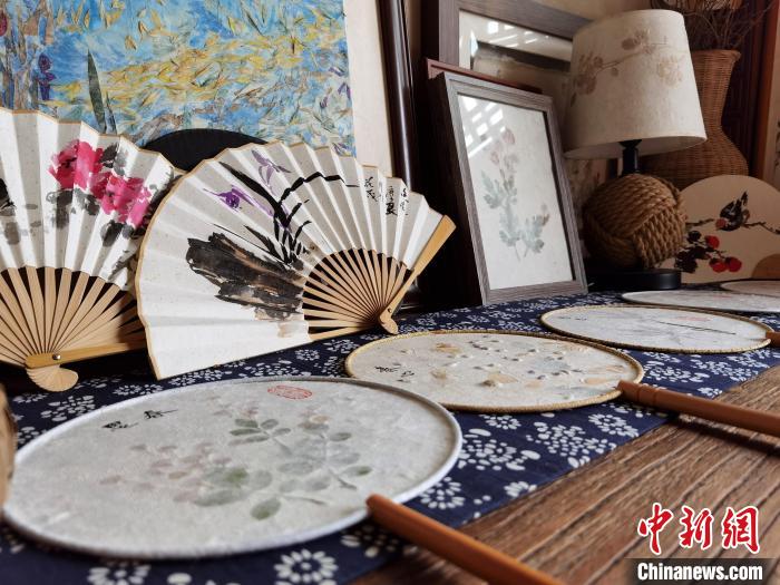 圖為構皮紙創(chuàng)作的扇子、臺燈等文創(chuàng)產(chǎn)品 周燕玲 攝