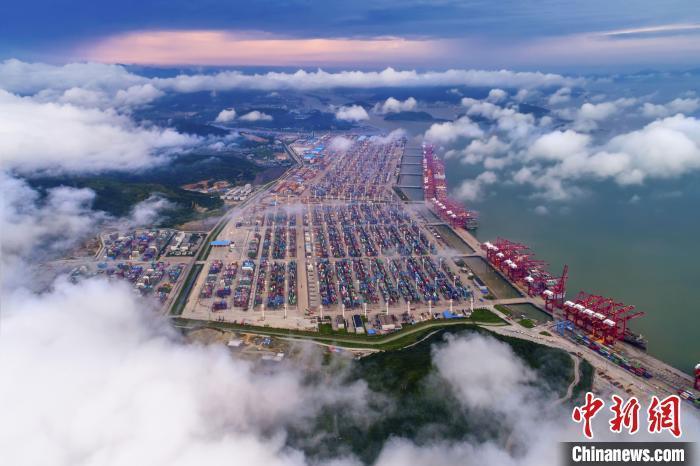 寧波港口一景?！∩蚍f俊 攝

