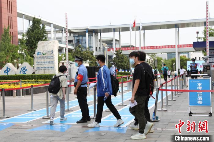 圖為河南鄭州高考考生進場?！￡R力 攝
