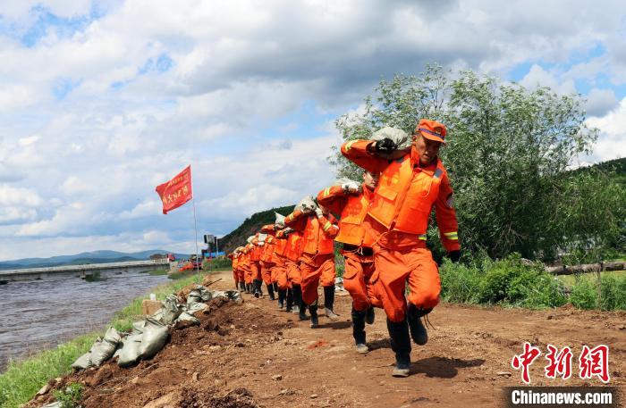 圖為森林消防指戰(zhàn)員進(jìn)行救援?！≠Z凡 攝