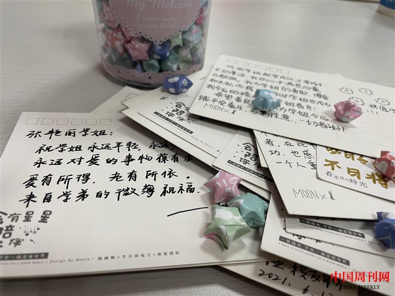 同學(xué)們寫的賀卡和手折的幸運星.jpg