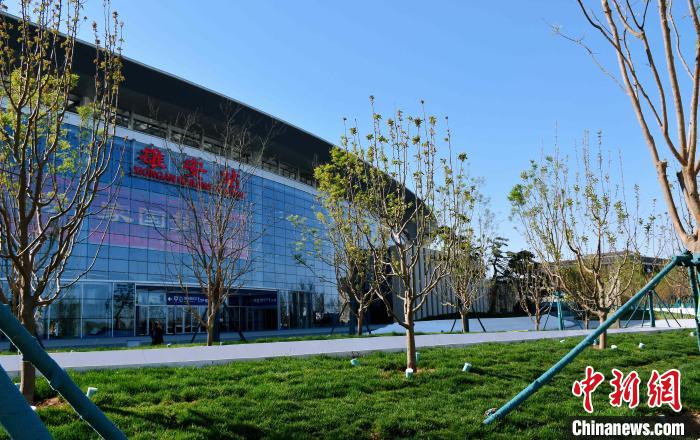 京雄城際鐵路雄安站配套工程———新月公園正式建成并開園迎客?！≈需F十二局集團(tuán)供圖