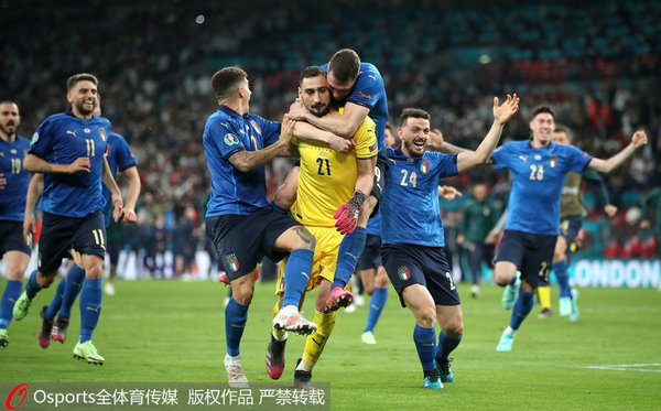 意大利隊(duì)員慶祝點(diǎn)球大戰(zhàn)獲勝。 圖片來(lái)源：Osports圖片社