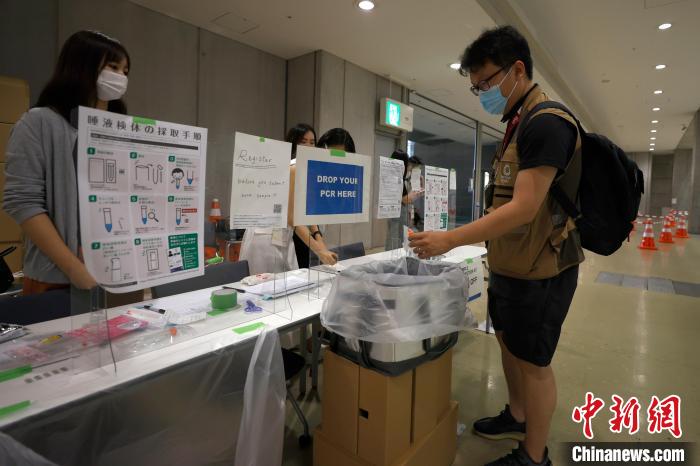 東京疫情形勢嚴峻，每個參會人員抵達東京后均要接受密集的核酸檢測。圖為設(shè)在新聞中心的核酸檢測站點。　富田 攝