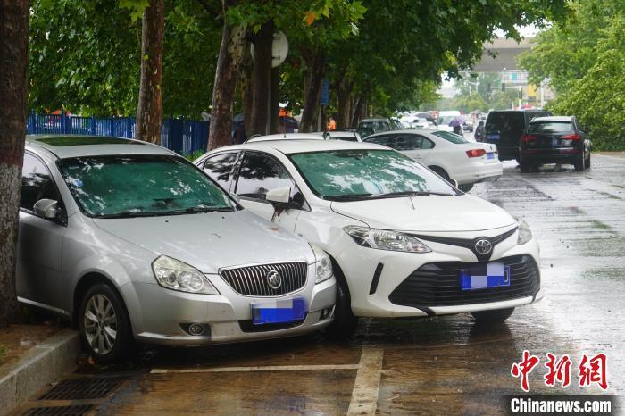 鄭州街頭因暴雨受損的車輛。　劉鵬 攝