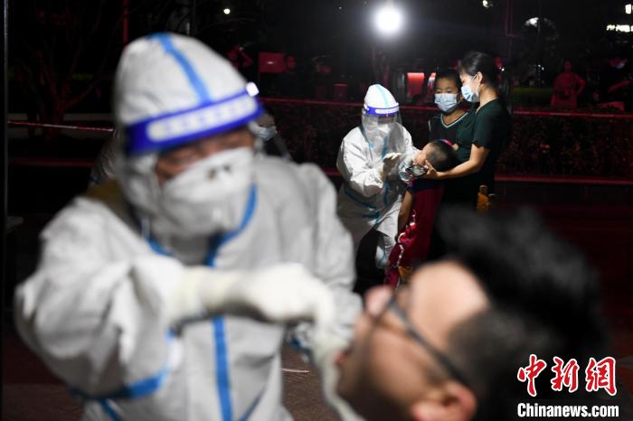 張家界市民在隔板處傳遞生活物資。