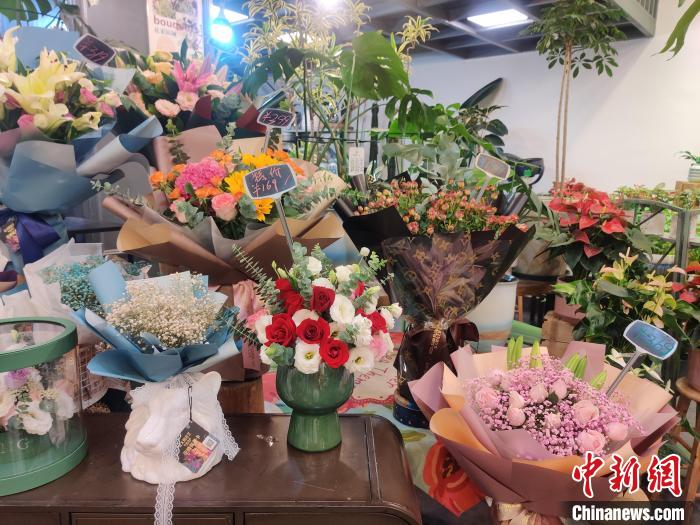 圖為：實(shí)體花店展示的零售花束。　葉秋云 攝