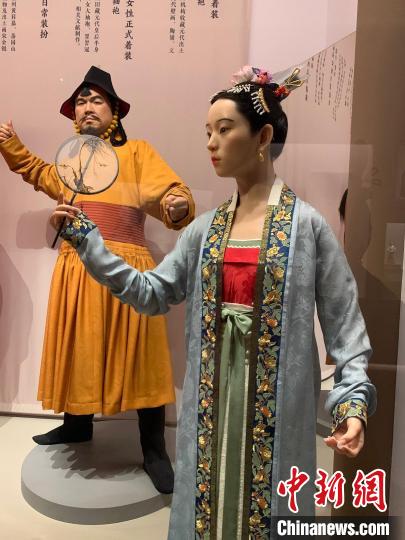 穿漢服的年輕人：從熱愛(ài)到職業(yè)，既是復(fù)興也是賦新