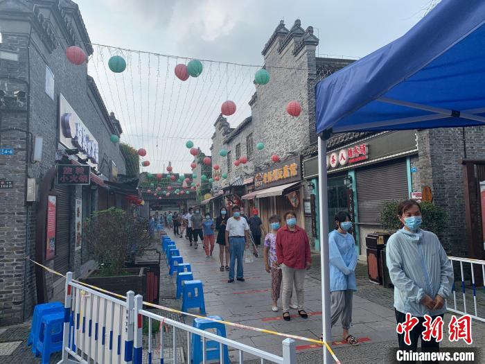 市民有序排對(duì)，保持一米以上距離?！〈藜衙?攝