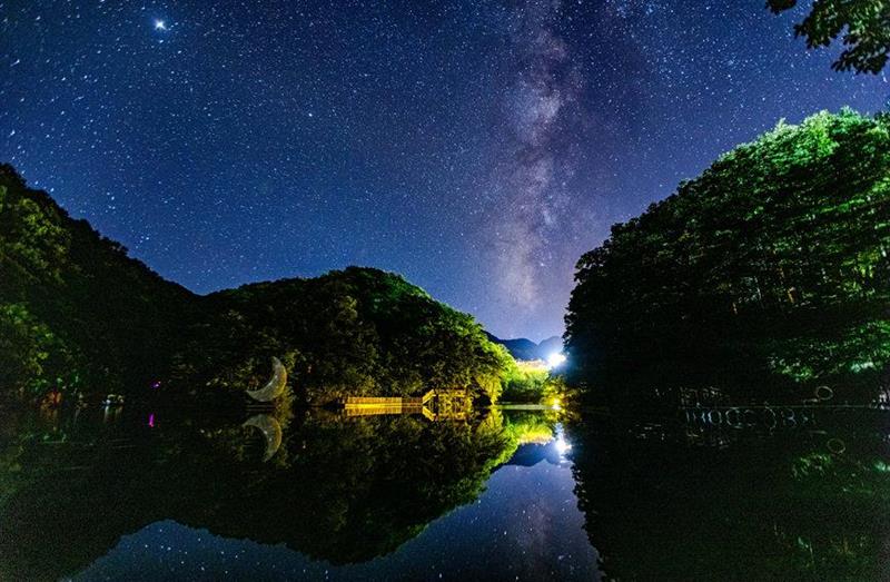 如夢(mèng)似幻！洛陽白云山星空絕美 銀河橫跨天際