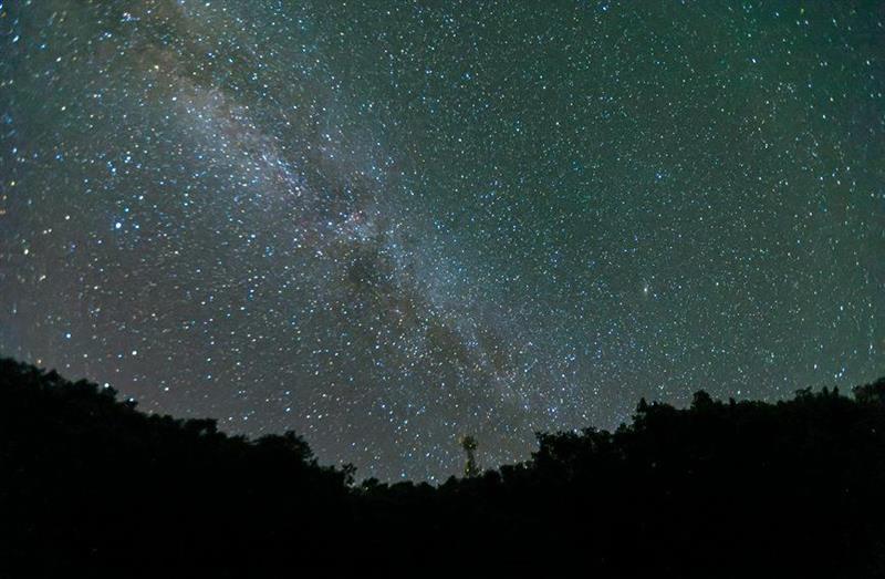 如夢(mèng)似幻！洛陽白云山星空絕美 銀河橫跨天際