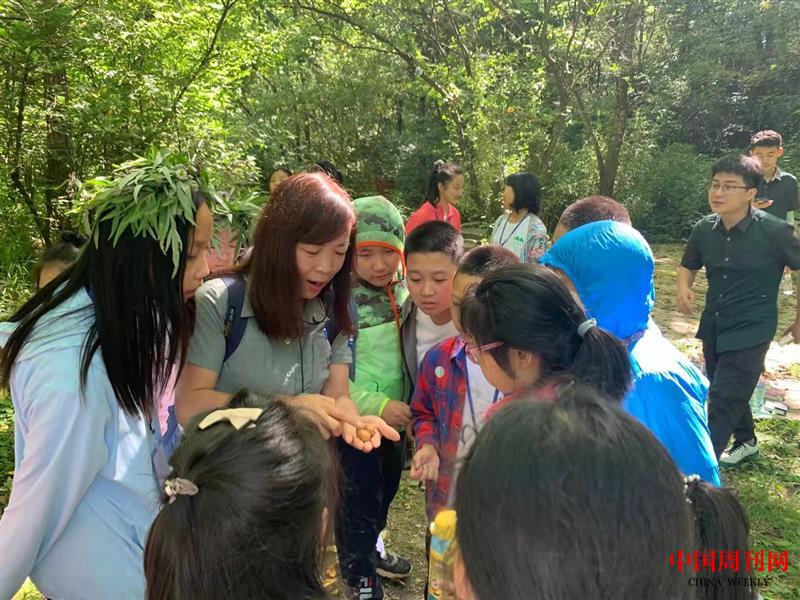 曹梅梅帶著孩子們一起走進大自然，開展保護野生動植物的主題授課。（郭朋勃 拍攝）.jpg