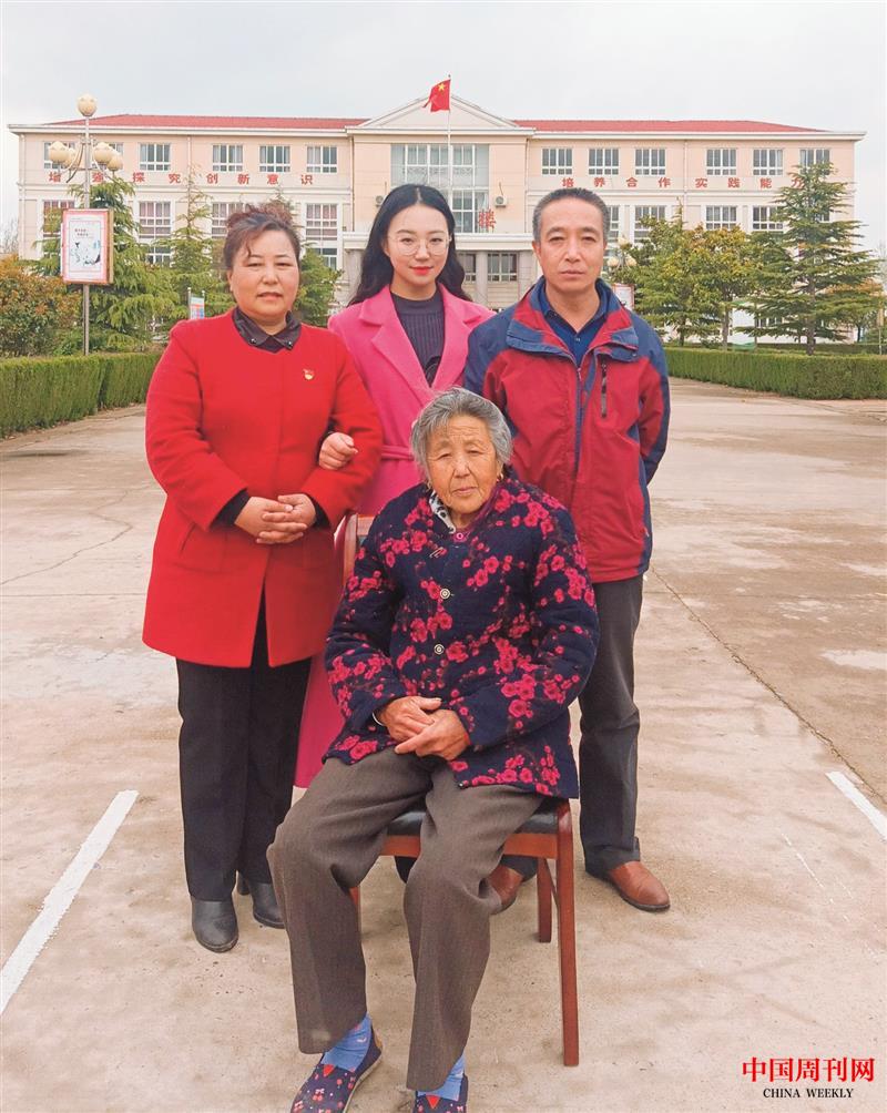司萬平和丈夫、婆婆及女兒.jpg