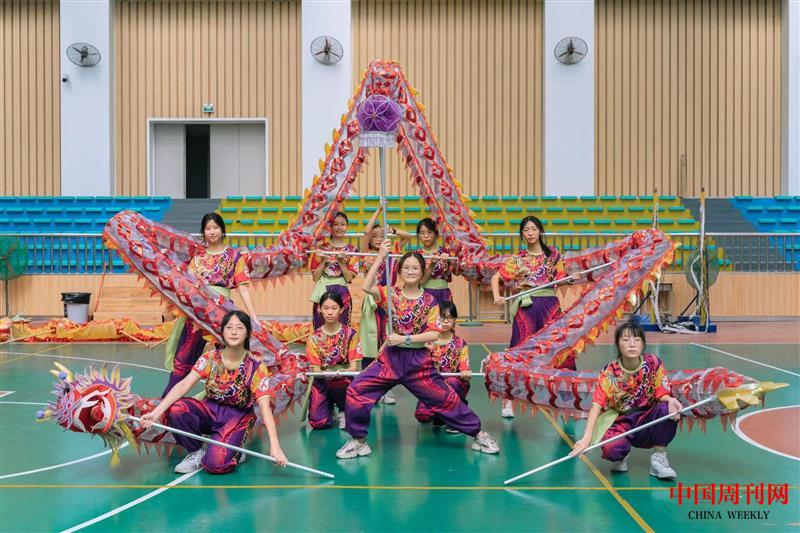 “大體育”課程，華僑中學(xué)女子舞龍隊首次參加全國錦標(biāo)賽掠影.jpg