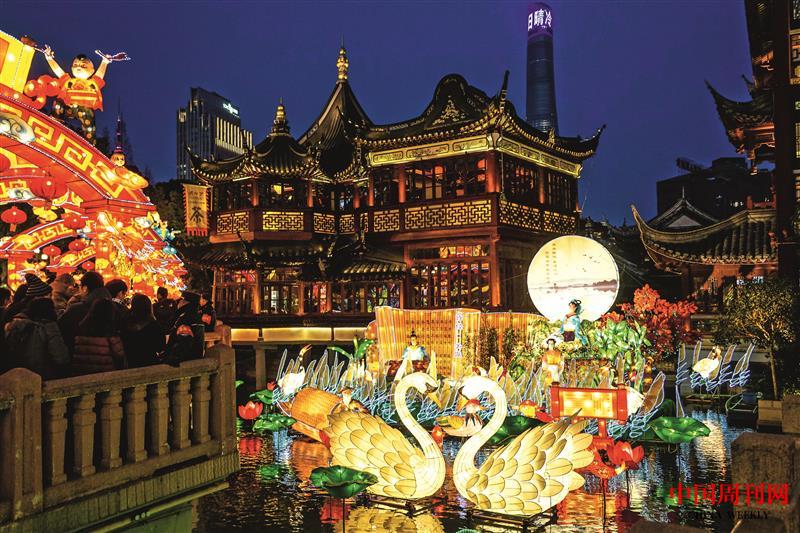 攝圖網(wǎng)_500820598_春節(jié)的上海城隍廟廟會張燈結彩（企業(yè)商用）.jpg