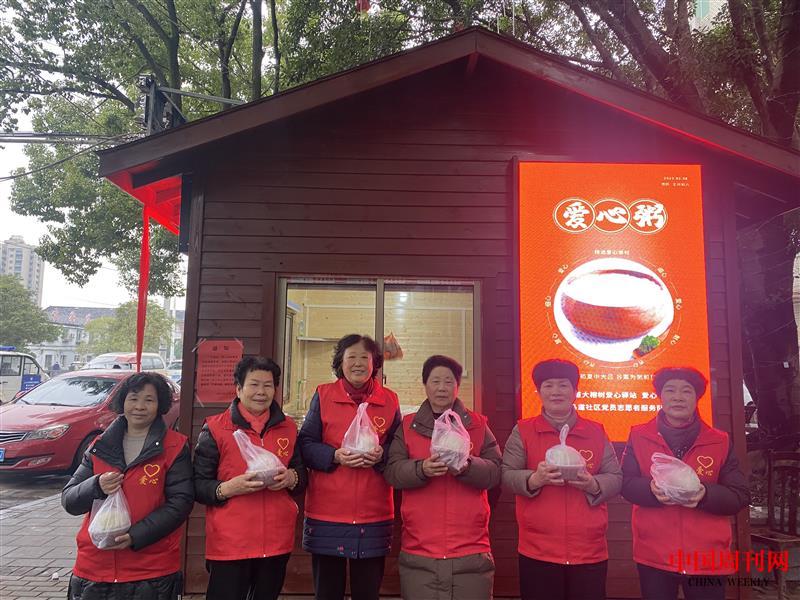 環(huán)衛(wèi)工人領取愛心早餐.jpg