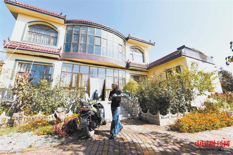 開牛肉面店致富返鄉(xiāng)后的譚明德、馬曉瑛夫婦不僅蓋起2層樓房，還開辦了一家農家院.jpg