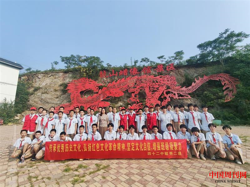 石家莊市第四十二中學(xué)少先隊(duì)員在石家莊市鹿泉區(qū)的龍山蠟像館，開(kāi)展研學(xué)活動(dòng).png