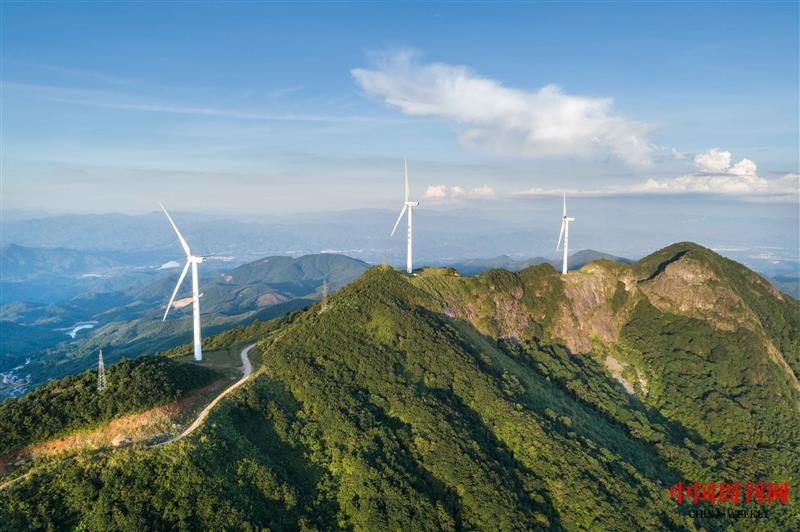 攝圖網(wǎng)_501658436_廣東河源缺牙山風力發(fā)電機(企業(yè)商用).jpg